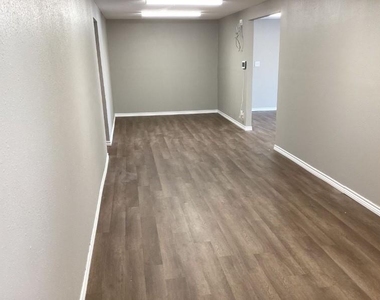 1010 E 1st Street - Photo Thumbnail 7