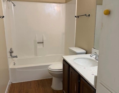 1000 W 26th St - Photo Thumbnail 7