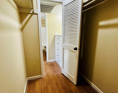 1000 W 26th St - Photo Thumbnail 15