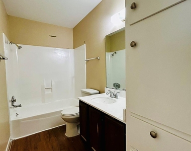 1000 W 26th St - Photo Thumbnail 16