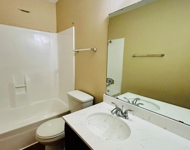 1000 W 26th St - Photo Thumbnail 17