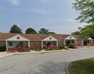 800 W Indiana Ave - Photo Thumbnail 2