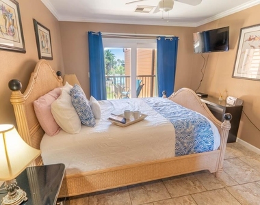 9520 Seawall Boulevard - Photo Thumbnail 9