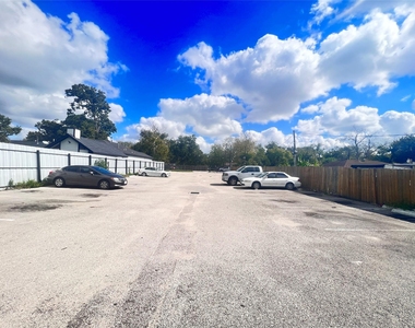 5602 Hirsch Road - Photo Thumbnail 9