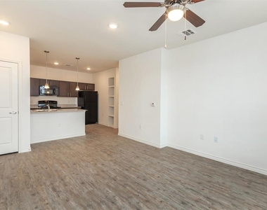 5712 Azle Avenue - Photo Thumbnail 9
