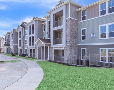 5712 Azle Avenue - Photo Thumbnail 5
