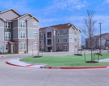 5712 Azle Avenue - Photo Thumbnail 4