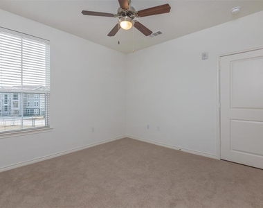 5712 Azle Avenue - Photo Thumbnail 12