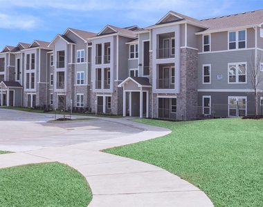 5712 Azle Avenue - Photo Thumbnail 3