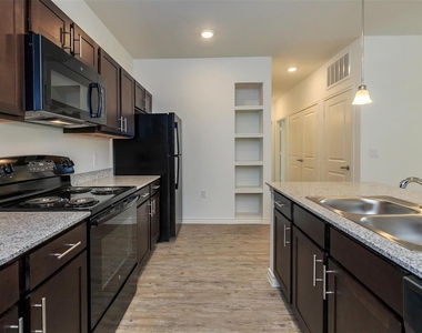5712 Azle Avenue - Photo Thumbnail 11