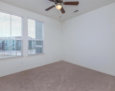 5712 Azle Avenue - Photo Thumbnail 14