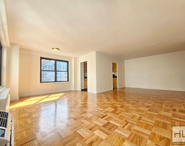 Fourth Avenue - Photo Thumbnail 1