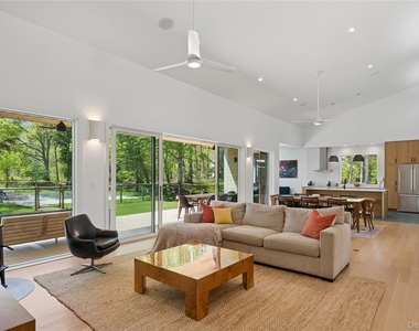 6710 Soundview Avenue - Photo Thumbnail 10