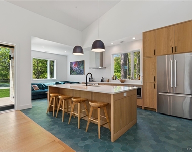 6710 Soundview Avenue - Photo Thumbnail 4