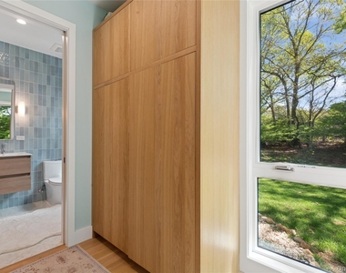 6710 Soundview Avenue - Photo Thumbnail 21