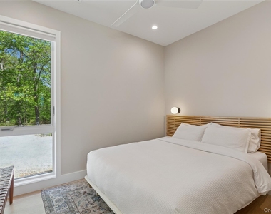 6710 Soundview Avenue - Photo Thumbnail 18