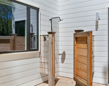 6710 Soundview Avenue - Photo Thumbnail 24