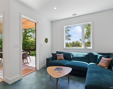6710 Soundview Avenue - Photo Thumbnail 6