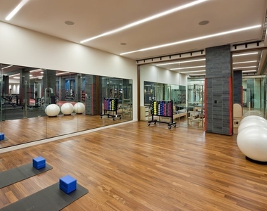 50 Riverside Boulevard - Photo Thumbnail 14