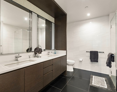 50 Riverside Boulevard - Photo Thumbnail 9