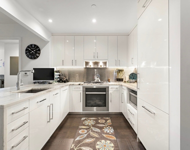 50 Riverside Boulevard - Photo Thumbnail 4