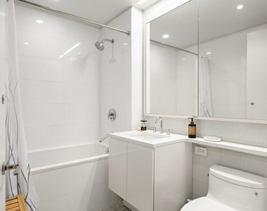 50 Riverside Boulevard - Photo Thumbnail 10