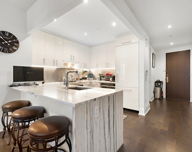 50 Riverside Boulevard - Photo Thumbnail 5