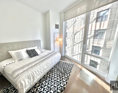 East 44th Street - Photo Thumbnail 4
