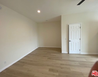 814 S Hobart Boulevard - Photo Thumbnail 19