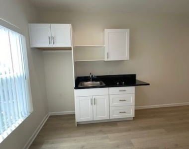 814 S Hobart Boulevard - Photo Thumbnail 15