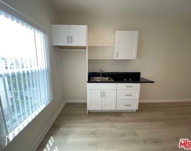 814 S Hobart Boulevard - Photo Thumbnail 7