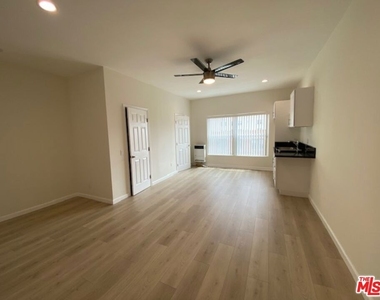 814 S Hobart Boulevard - Photo Thumbnail 4