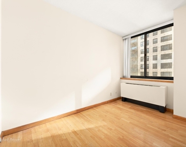 250 E 40th St - Photo Thumbnail 4