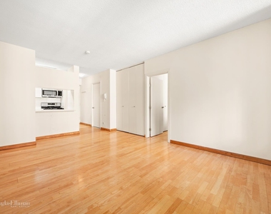 250 E 40th St - Photo Thumbnail 3