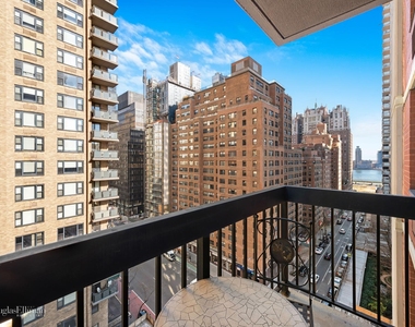 250 E 40th St - Photo Thumbnail 2