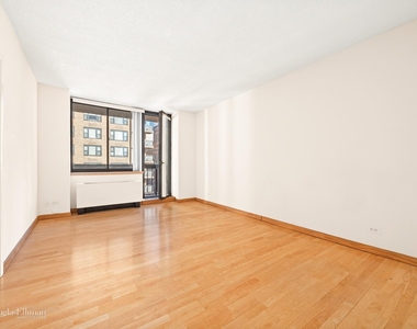 250 E 40th St - Photo Thumbnail 1
