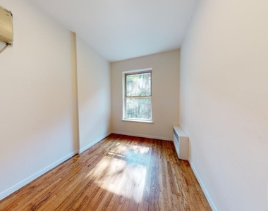East 85th Street - Photo Thumbnail 4