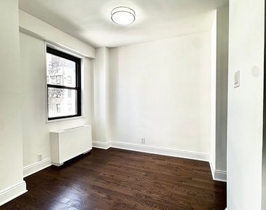 E 89 St - Photo Thumbnail 4