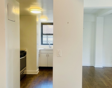 East 57th Street - Photo Thumbnail 7