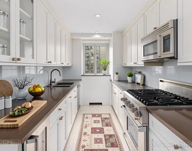 200 E 66th St - Photo Thumbnail 1