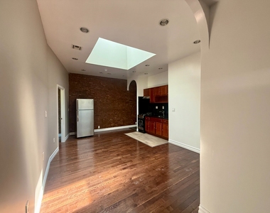 922 Fulton St - Photo Thumbnail 2