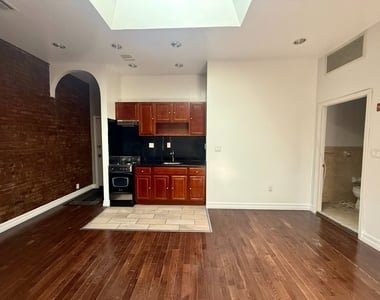 922 Fulton St - Photo Thumbnail 1