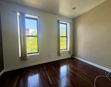 922 Fulton St - Photo Thumbnail 3