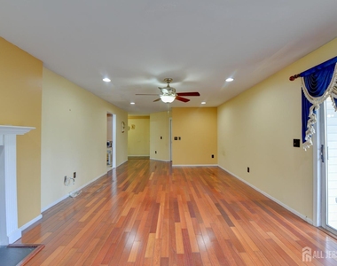 300 Ventnor Court - Photo Thumbnail 8