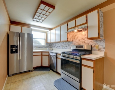 300 Ventnor Court - Photo Thumbnail 12