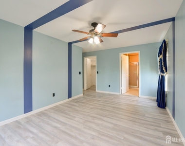 300 Ventnor Court - Photo Thumbnail 16
