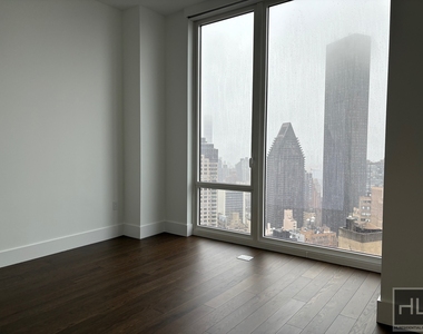 East 44th Street - Photo Thumbnail 3