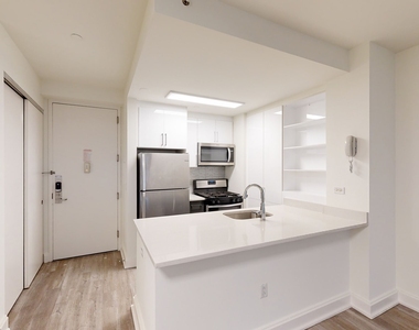 10 Hanover Square - Photo Thumbnail 1