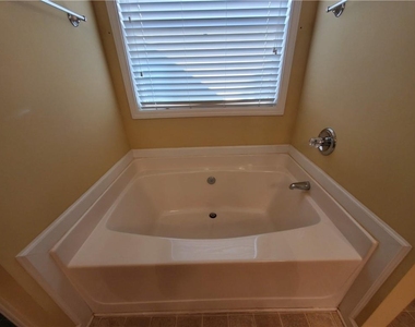 1005 Westmoreland Lane - Photo Thumbnail 13