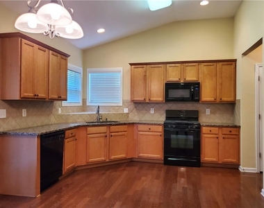 1005 Westmoreland Lane - Photo Thumbnail 8